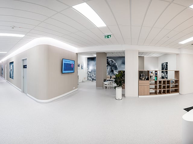 Ein Flur mit einem Fernseher und einer Wand.