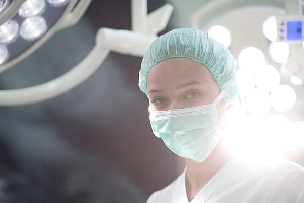 Eine Person, die eine Maske und eine Mütze trägt.