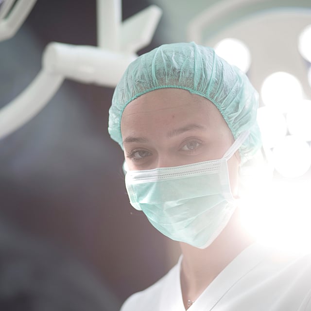 Eine Person, die eine Maske und eine Mütze trägt.