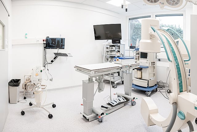 Ein Zimmer mit medizinischen Geräten.